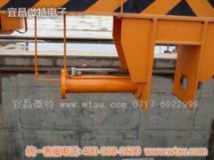 公伯峽水電站壩頂門機(jī)安裝我公司抓梁穿銷就位