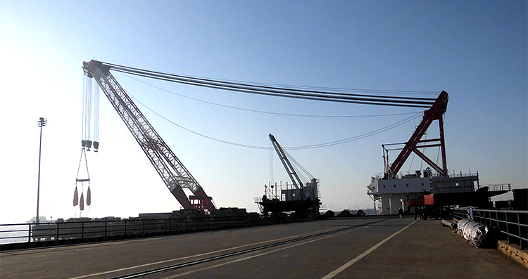 微特為國(guó)內(nèi)首創(chuàng)臂架后移式起重船保駕護(hù)航