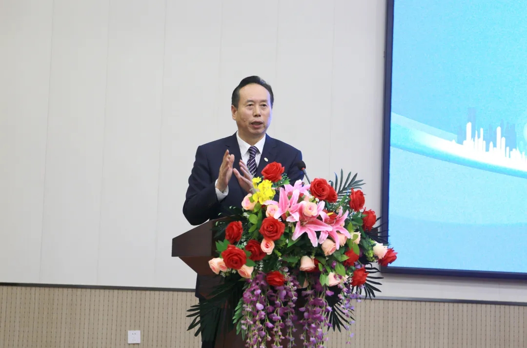 衛(wèi)華集團(tuán)黨委書記、總裁俞有飛致辭
