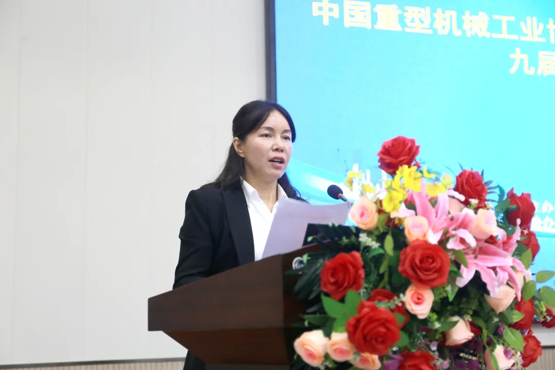 苗紅宣讀《關(guān)于表彰2019年度優(yōu)秀橋、門式起重機(jī)生產(chǎn)企業(yè)的決定》